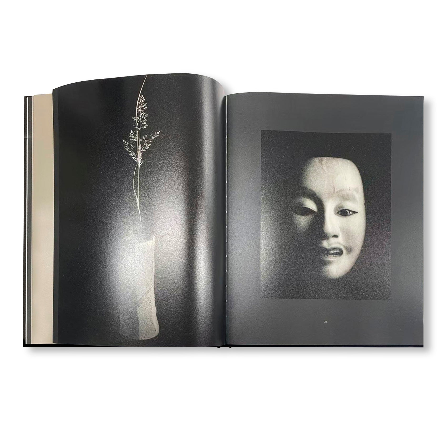 MONO NO AWARE・BEAUTY OF IMPERMANENCE by Kenro Izu