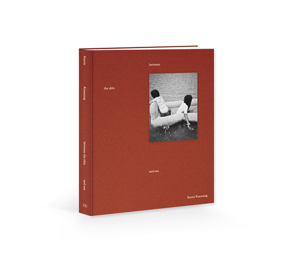 洋書 Katrin Koenning - between the skin BETWEEN THE SKIN AND SEA by Katrin Koenning – twelvebooks