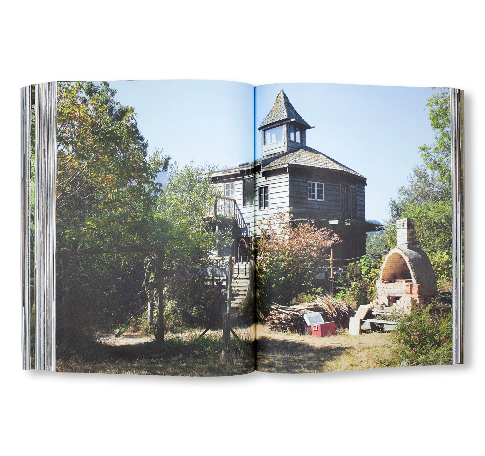 HANDMADE UTOPIA: BACK-TO-THE-LAND ARCHITECTURE IN NORTHERN CALIFORNIA by David Jacob Kramer, Michael Schmelling