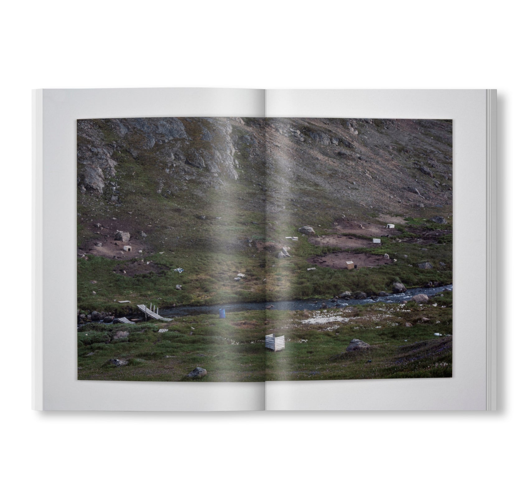 MOVING THROUGH THE SPACE OF THE PICTURE AND THE PAGE - THE PHOTOBOOK AS AN ARTISTIC AND ARCHITECTURAL MEDIUM by Stefan Vanthuyne